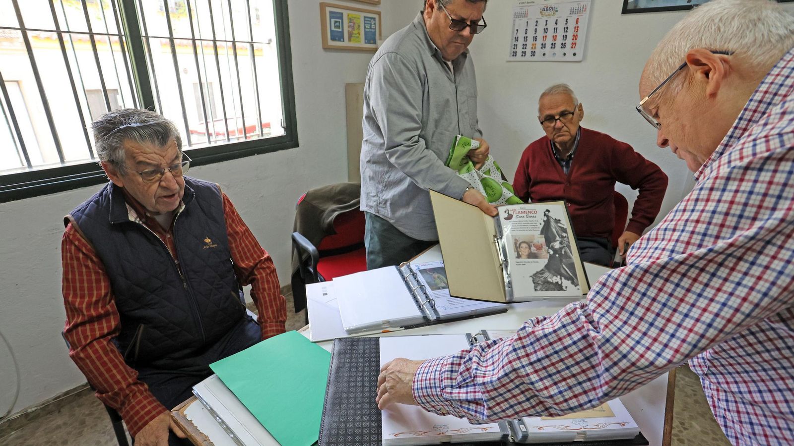 Otra imagen de los miembros del club en su sede.