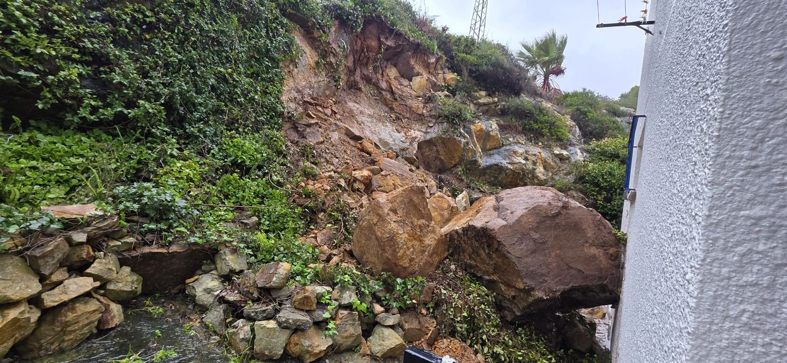El desprendimiento de rocas en Torreguadiaro.