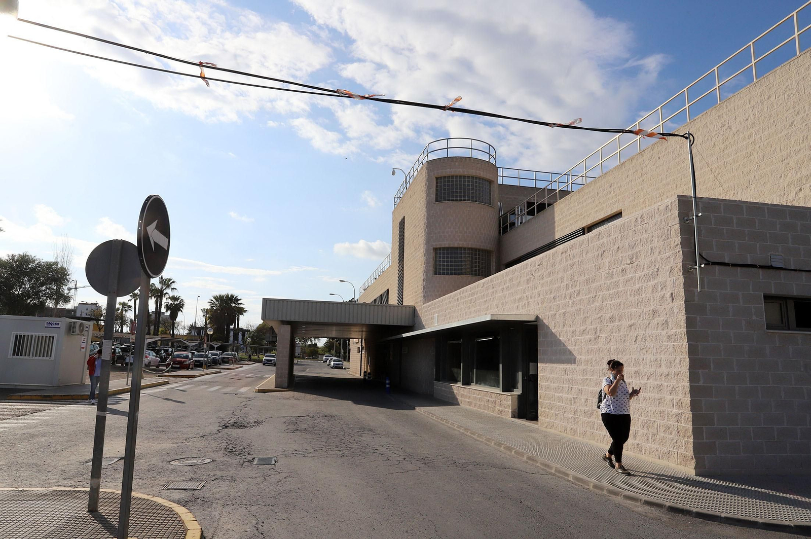 Puerta de acceso a las Urgencias del Juan Ramón Jiménez durante el día de ayer.