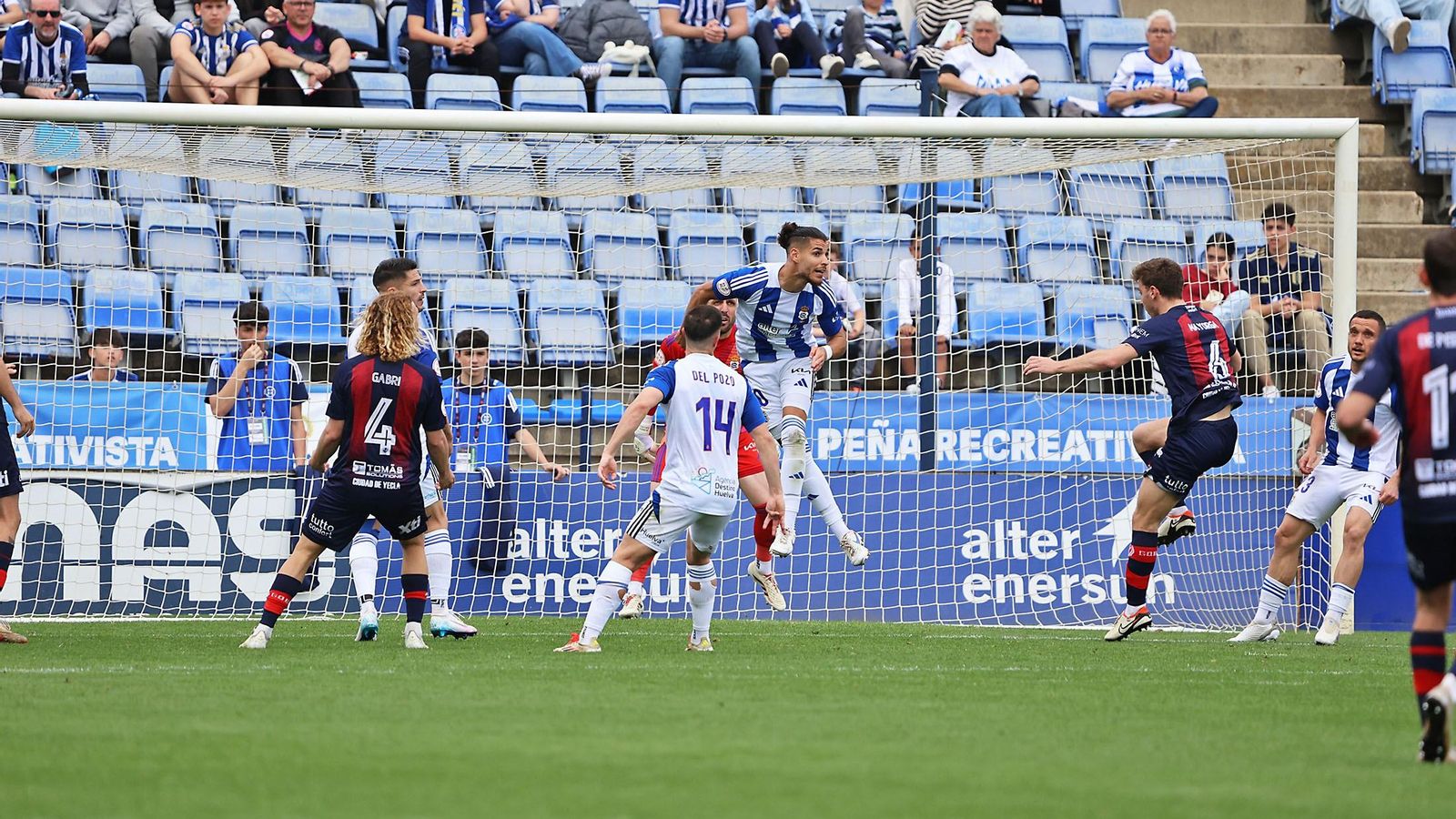 Carlos Becken despeja un balón de cabeza en el área.