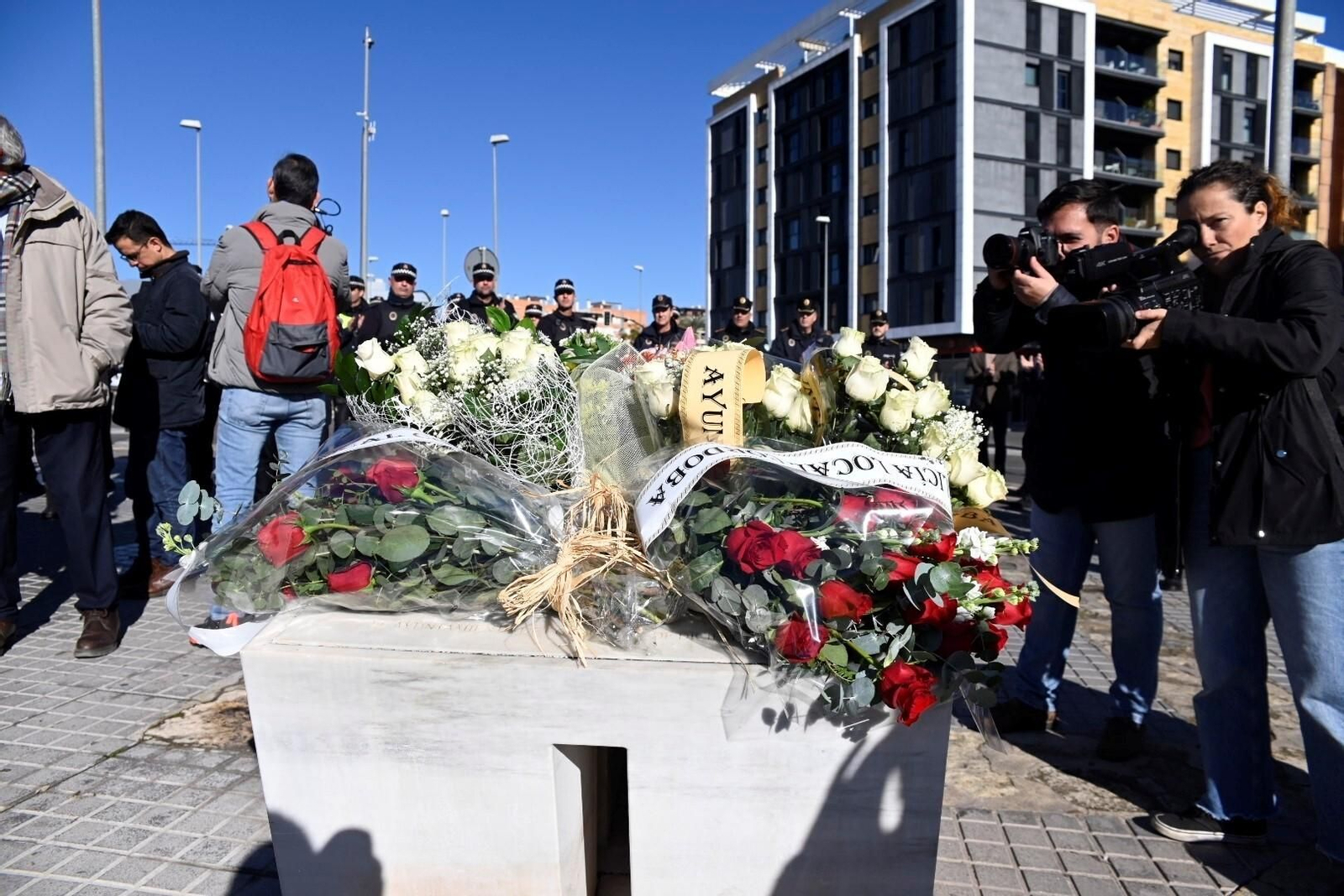 Las imágenes de la ofrenda floral a María de los Ángeles García y María Soledad Muñoz, policías locales asesinadas en acto de servicio en 1996.