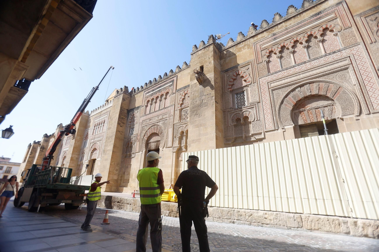 Los trabajos en la Mezquita-Catedral para supervisisar y evaluar los daños, en fotos