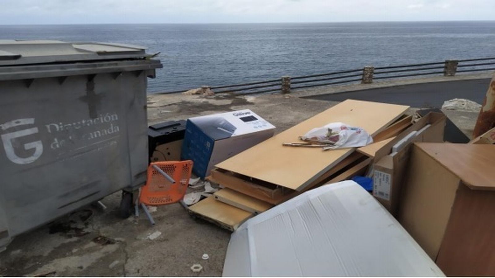 La suciedad y al fondo el mar