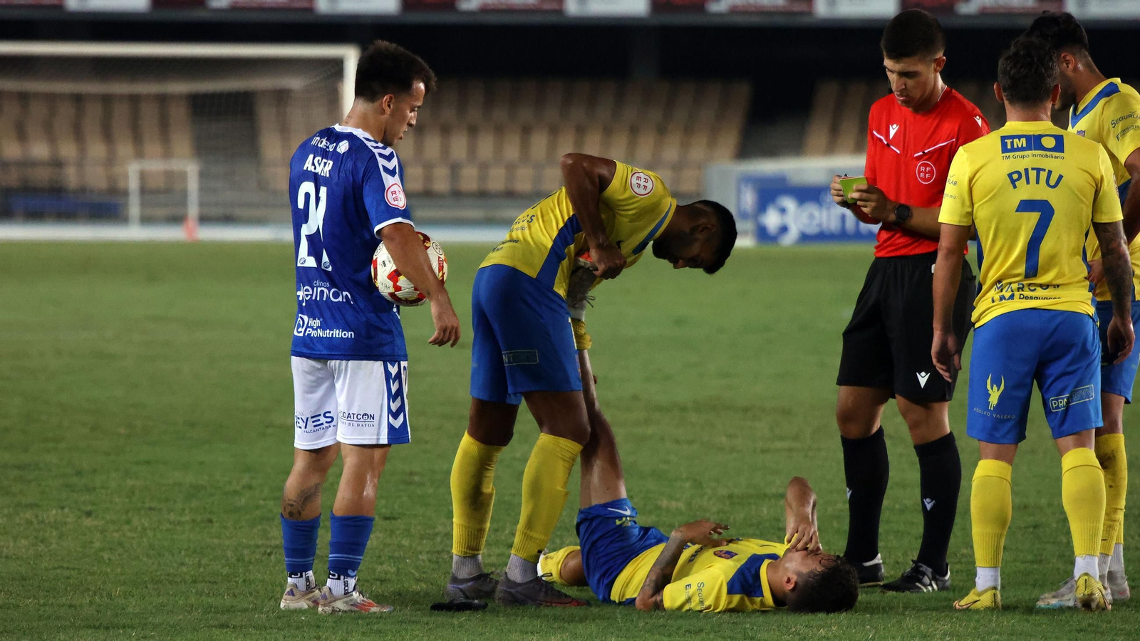 Ángel Caro anota una cartulina en el Xerez DFC-Orihuela de la pasada temporada.