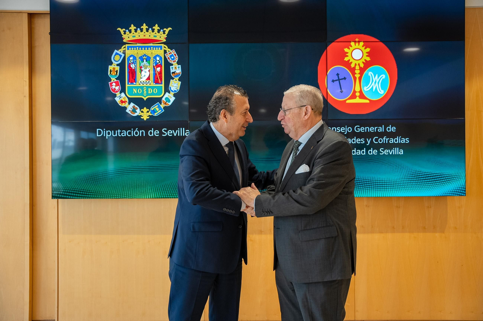 Los presidentes de la Diputación y del Consejo de Cofradías se saludan antes de la firma del protocolo de patrocinio en la Sede provincial.