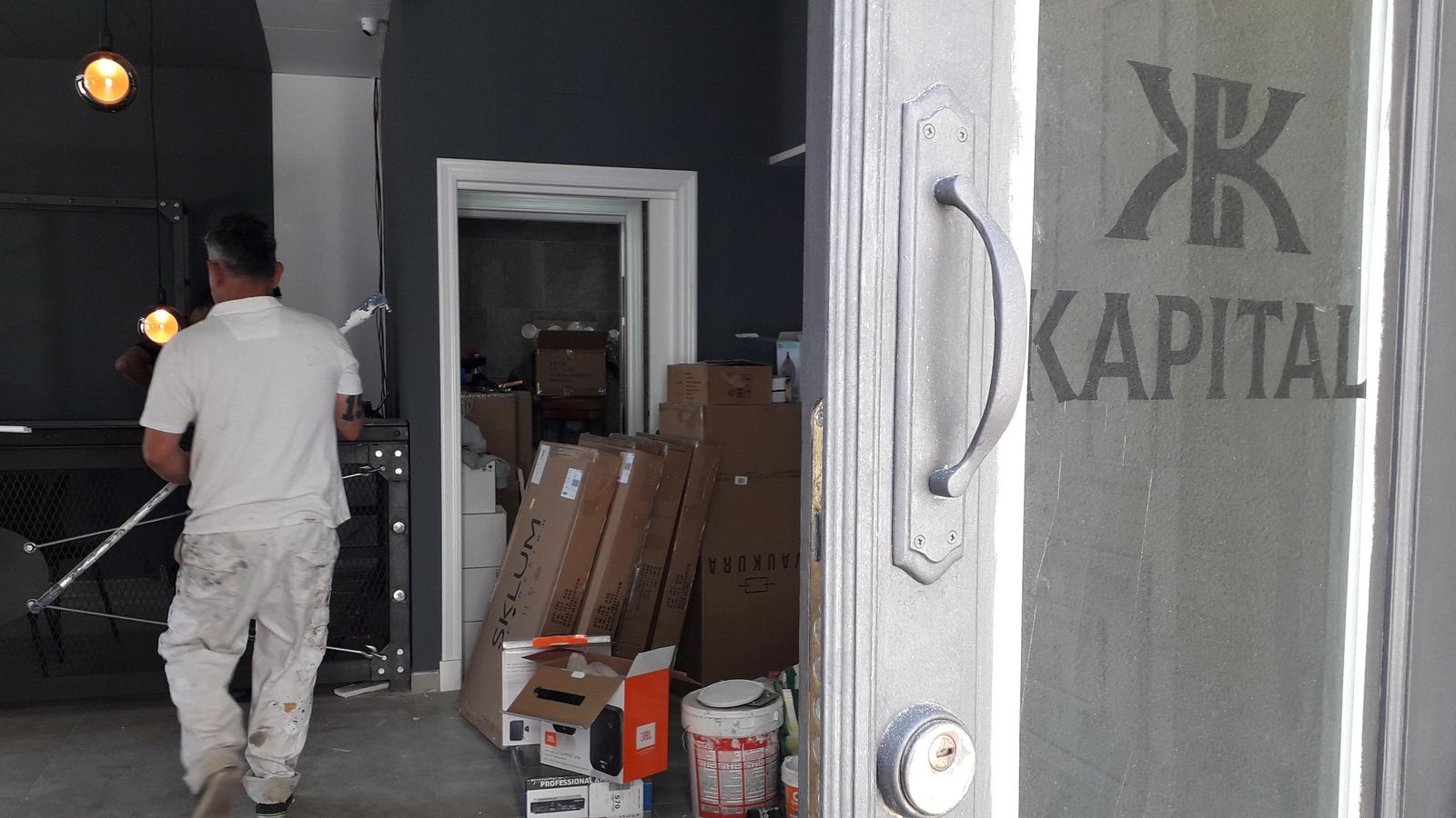 Un nuevo bar de copas de la Ribera, apurando las obras para poder abrir el viernes.