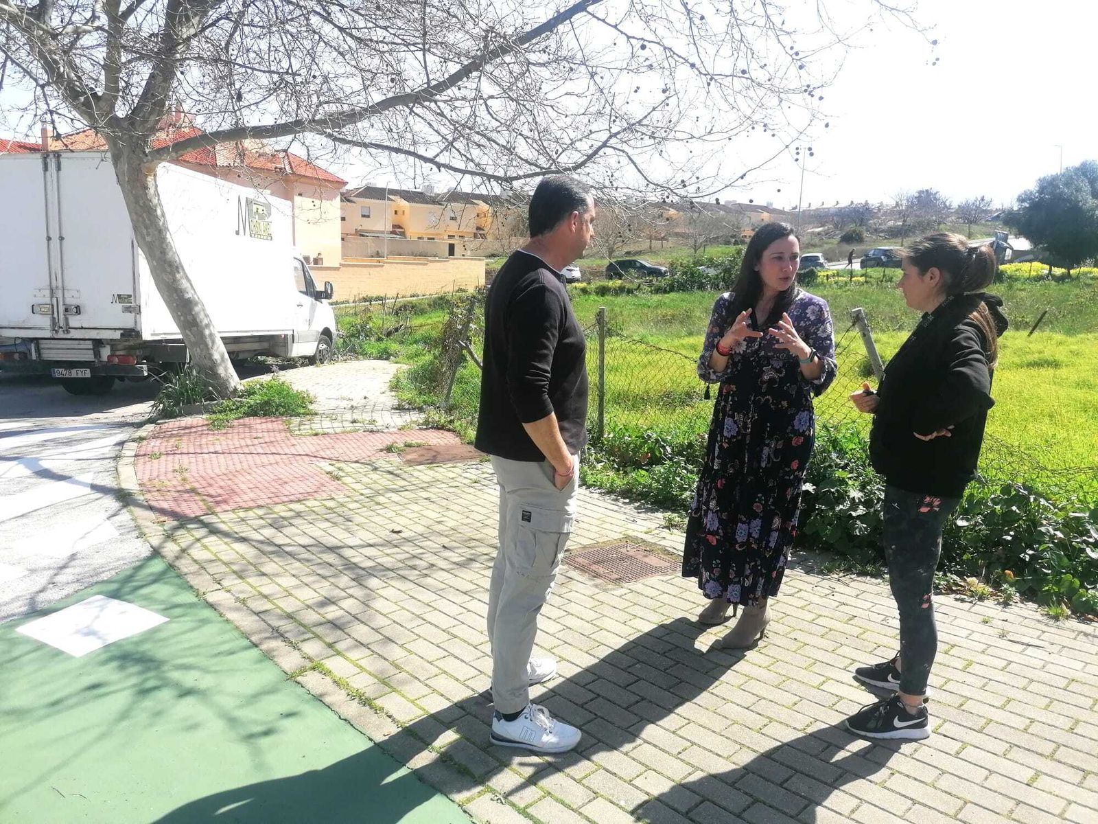 Rocío Arrabal, con vecinos junto a la calle Batel.