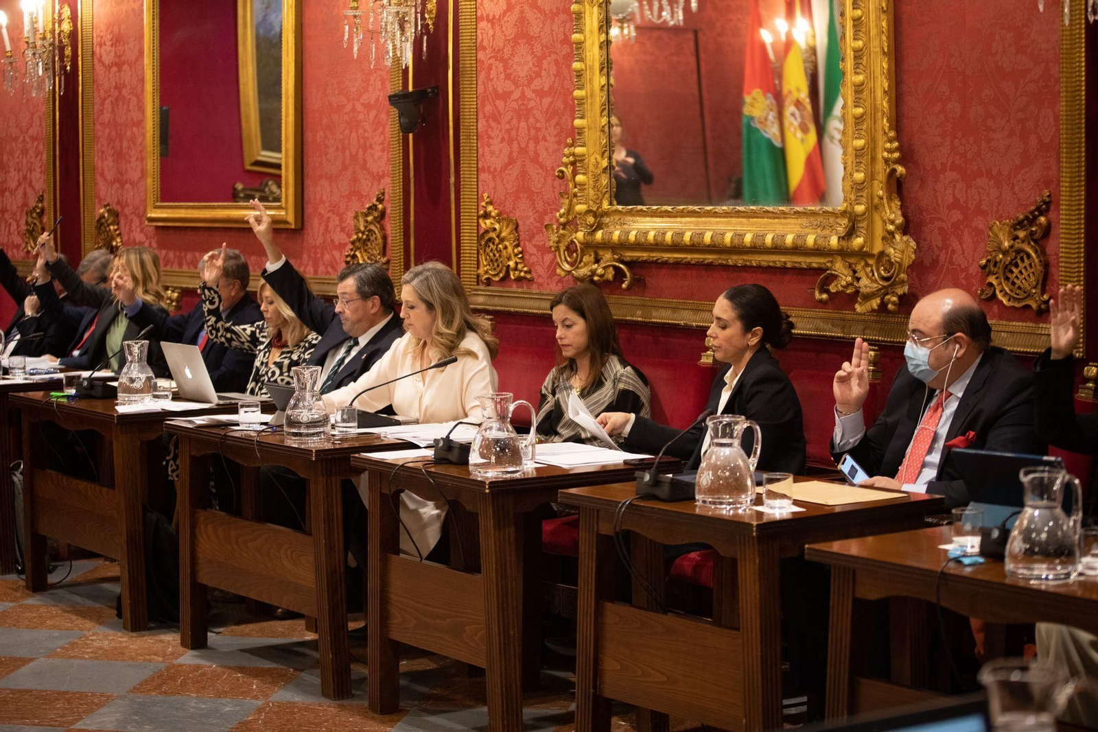 Las tres ediles de Vox, con la mano bajada mientras se votaba a favor de la moción.