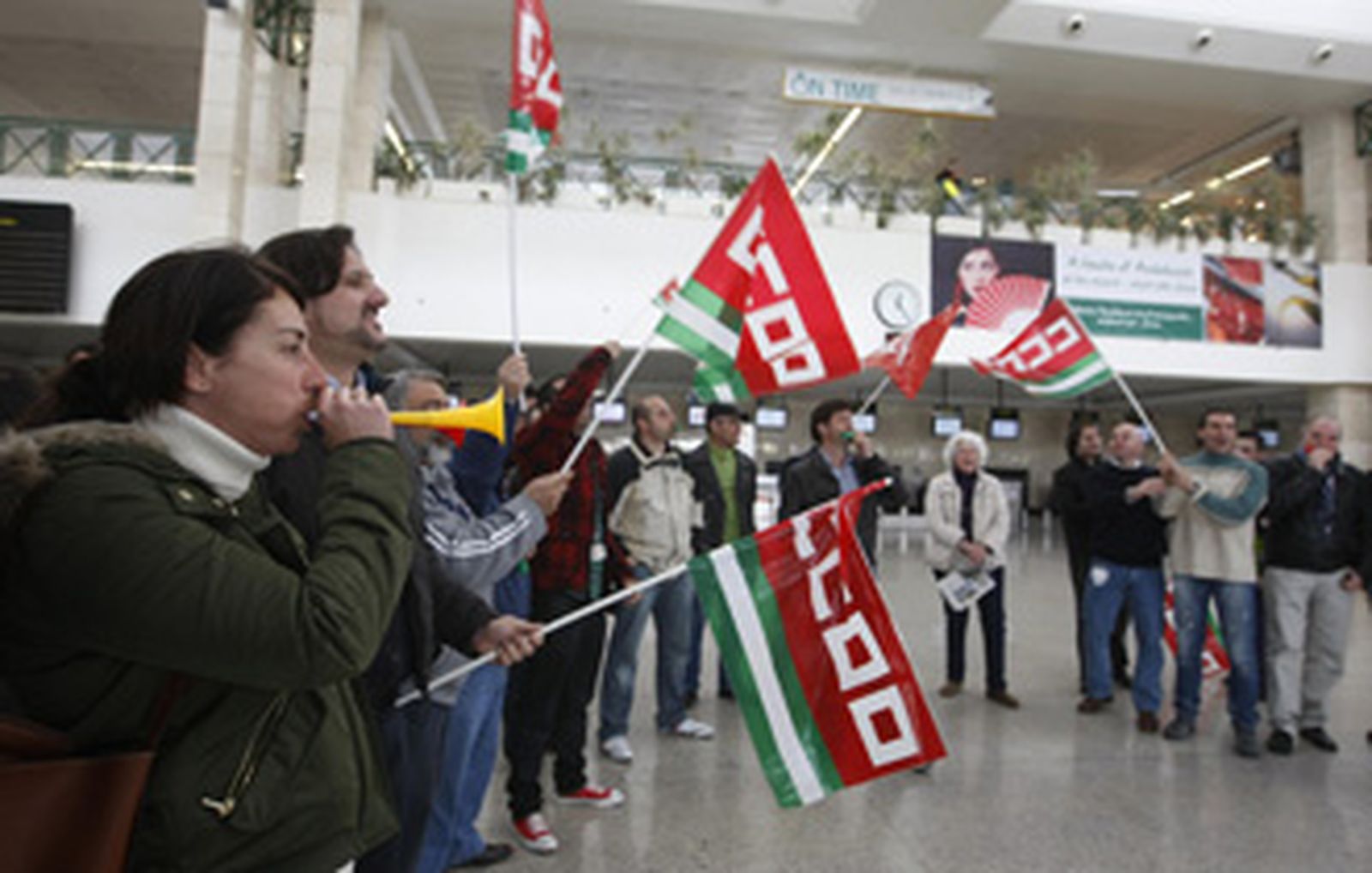 La huelga de Iberia y la niebla dejan al aeropuerto con un solo vuelo a Madrid