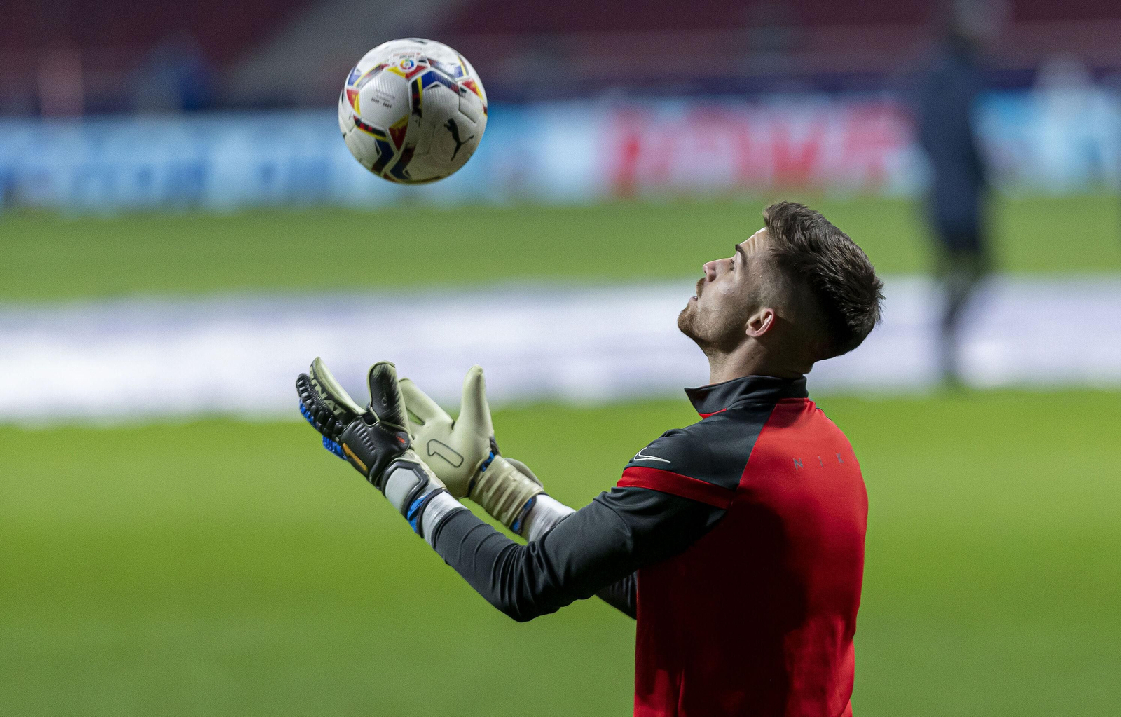 Alfonso Pastor hace calentamientos con un balón.