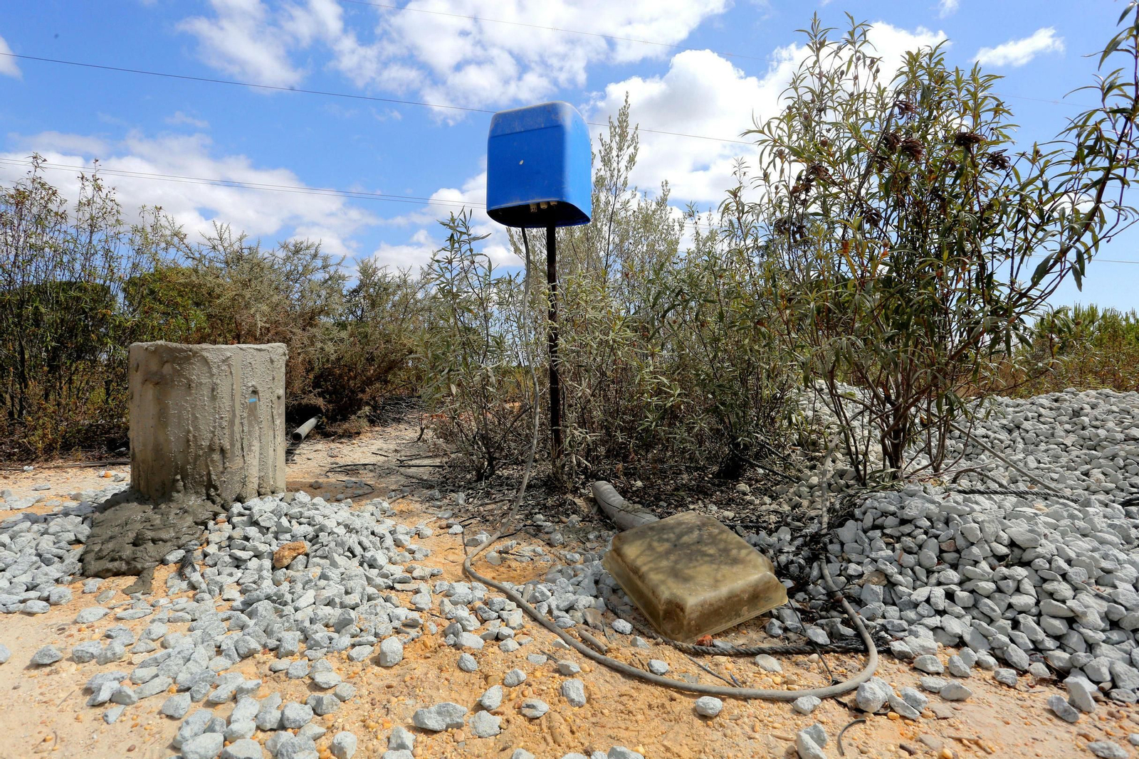 Uno de los pozos de agua en Lucena del Puerto sellado por la CHG.