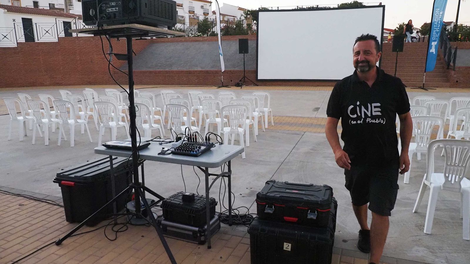 Juan Fernández terminando de montar los equipos en Santa Bárbara de Casa