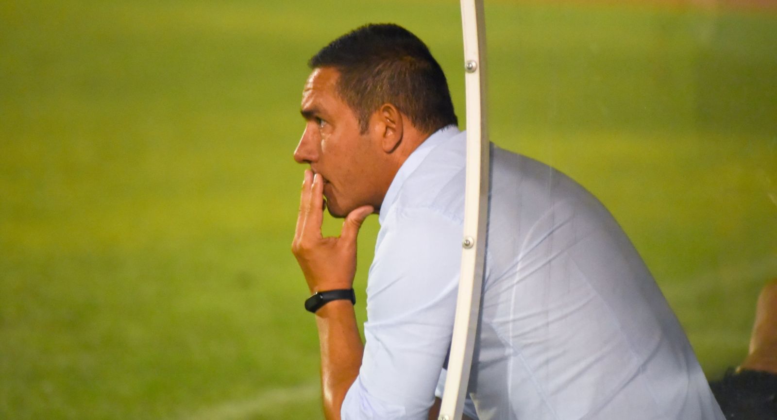 Juan Carlos Gómez sigue la evolución de un partido de su equipo.