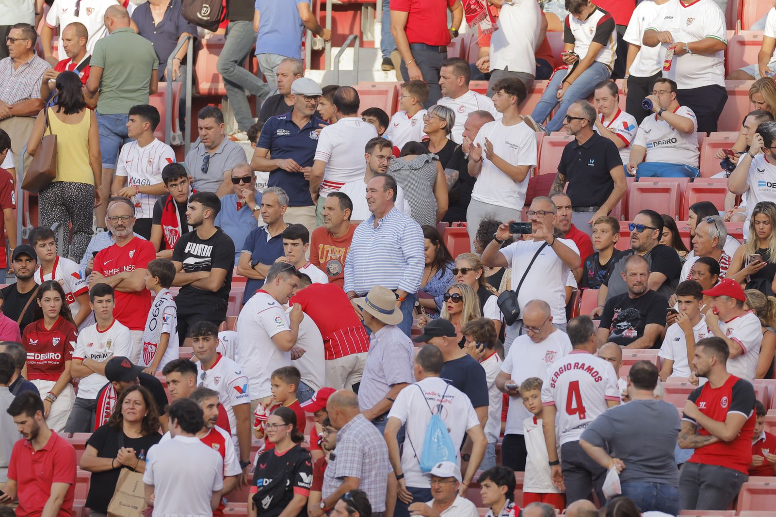 Búscate en las fotos del Sevilla-Almería