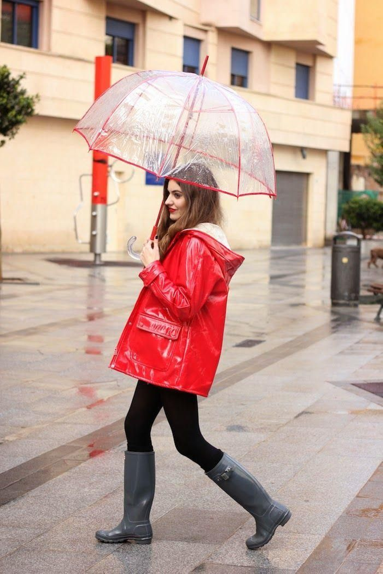 Sácale partido a tu estilismo monocromático con un chubasquero rojo.