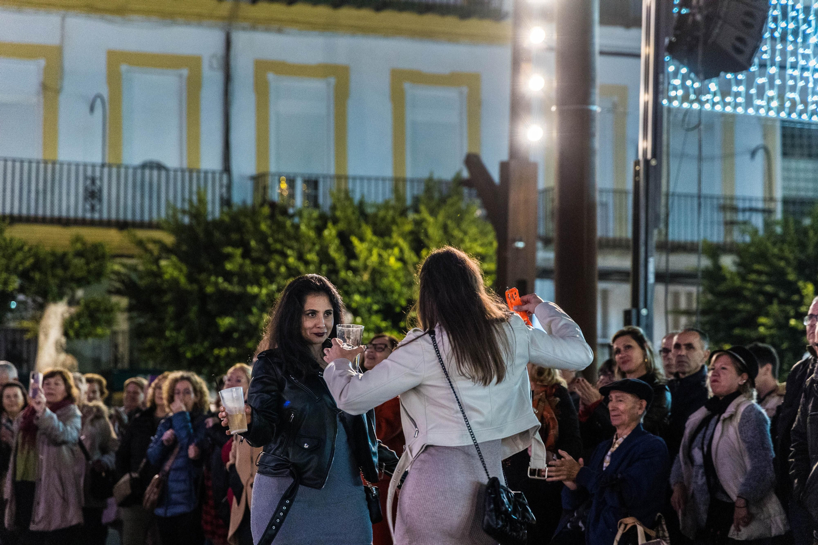 Doble sesión de zambombas navideñas en la plaza del Rey de San Fernando