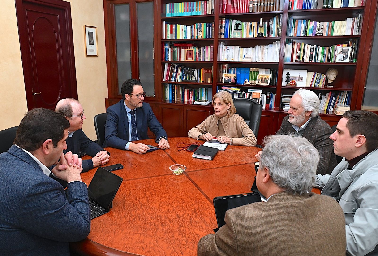 La alcaldesa agradece el diagnóstico sobre las infraestructuras que ha realizado la CEC e insiste en la necesidad de inversiones para la provincia.