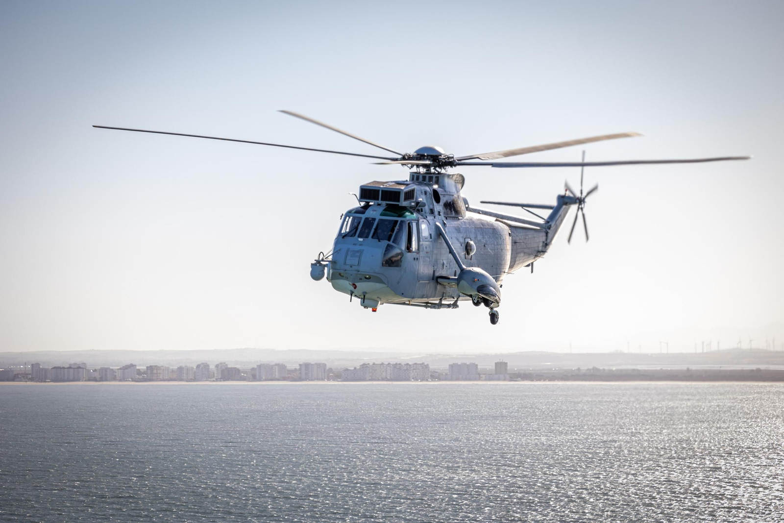 Imágenes del vuelo de despedida de los 'Sea King'  de la Quinta Escuadrilla de la FLOAN de la Armada por la Bahía de Cádiz