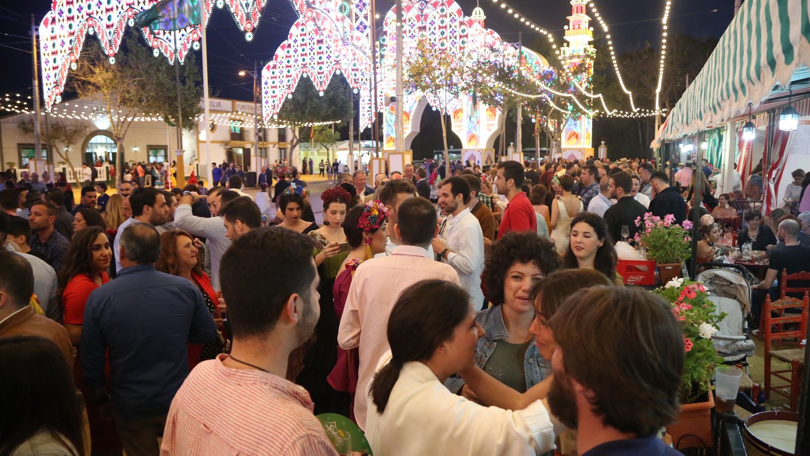 Ambiente nocturno en la Feria de Rota.