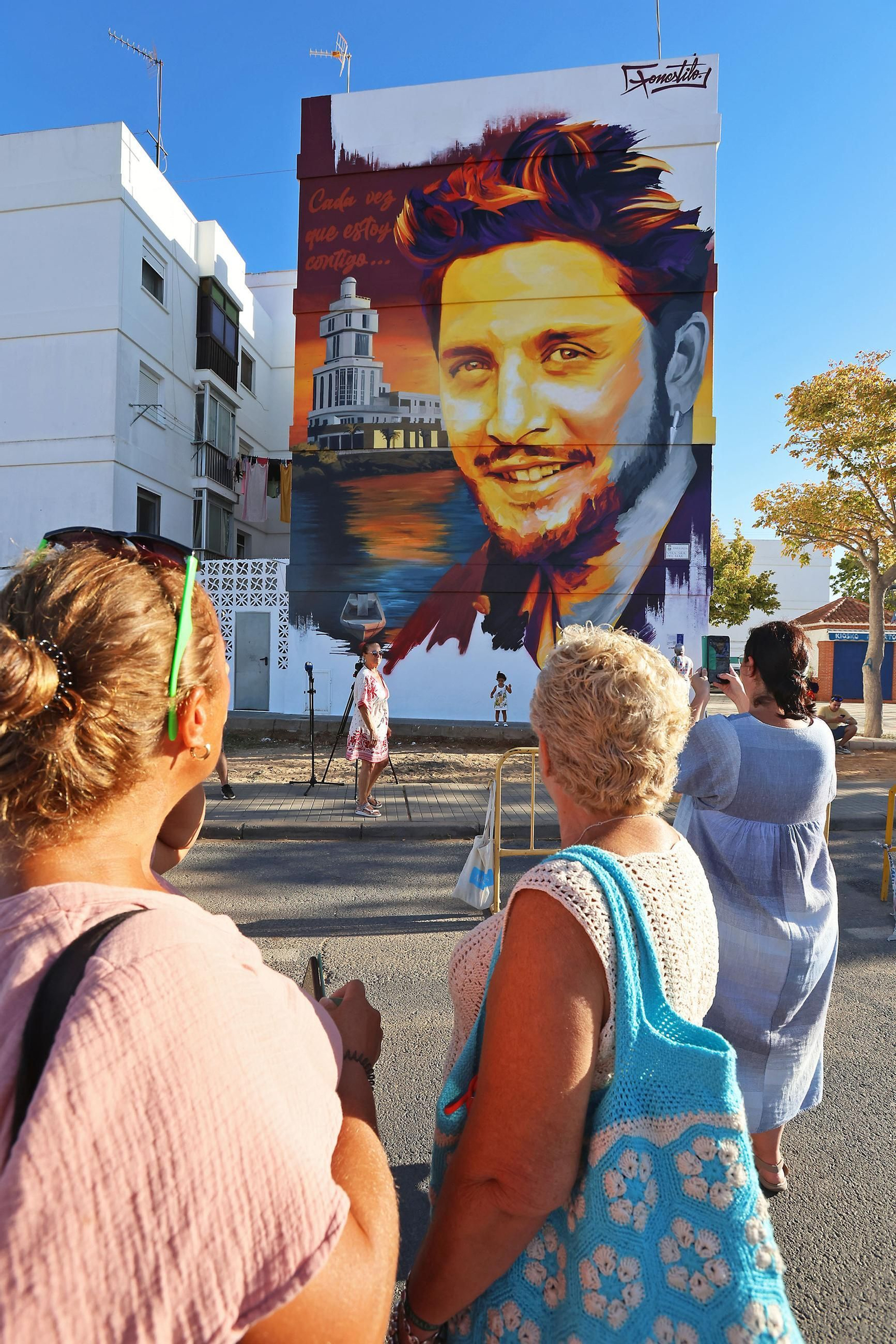 Imágenes de la inauguración del mural homenaje a Manuel Carrasco en Isla Cristina