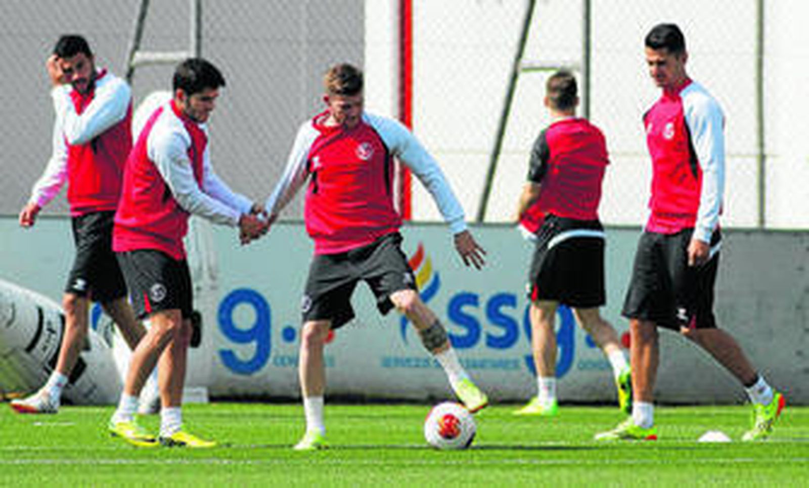 Alberto Moreno, que puede regresar al equipo, toca balón ayer ante Jairo y Vitolo.