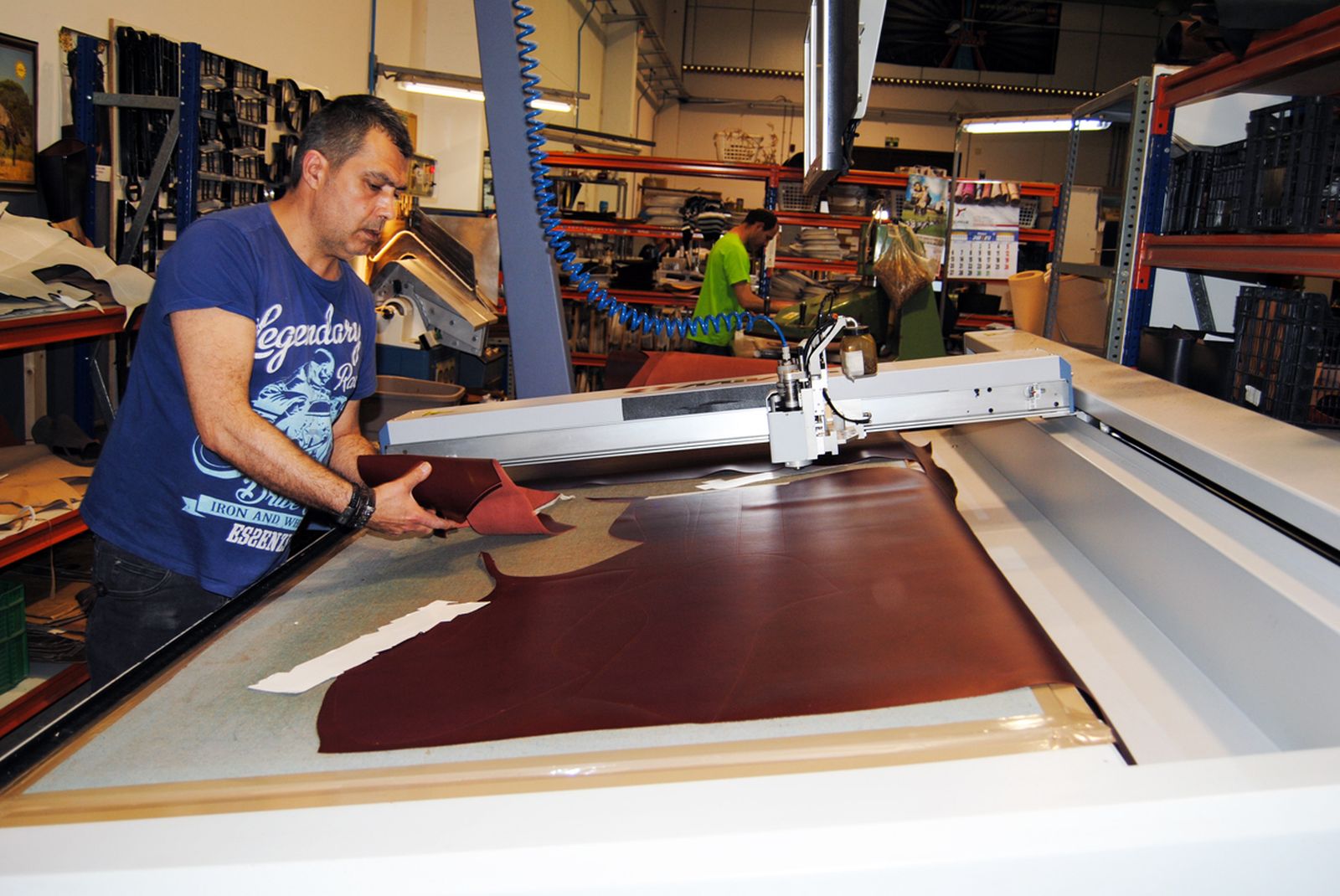 Fabricación de calzado en una empresa de Valverde del Camino.