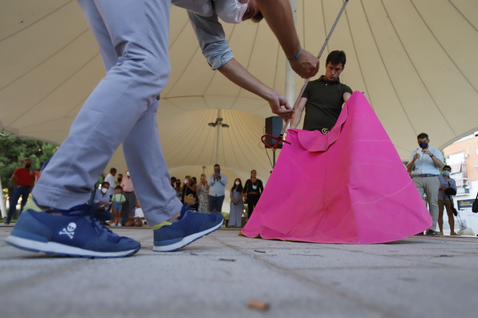 El diestro Daniel Luque lleva a cabo la 'Escuela de Toreo en las calles de Huelva'