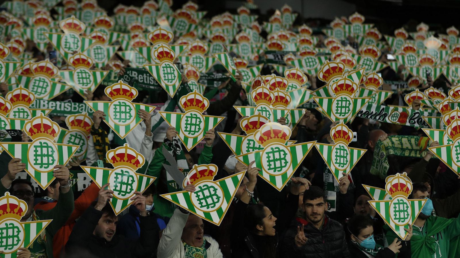 Los béticos, a la salida al campo de su equipo antes del inicio del partido.