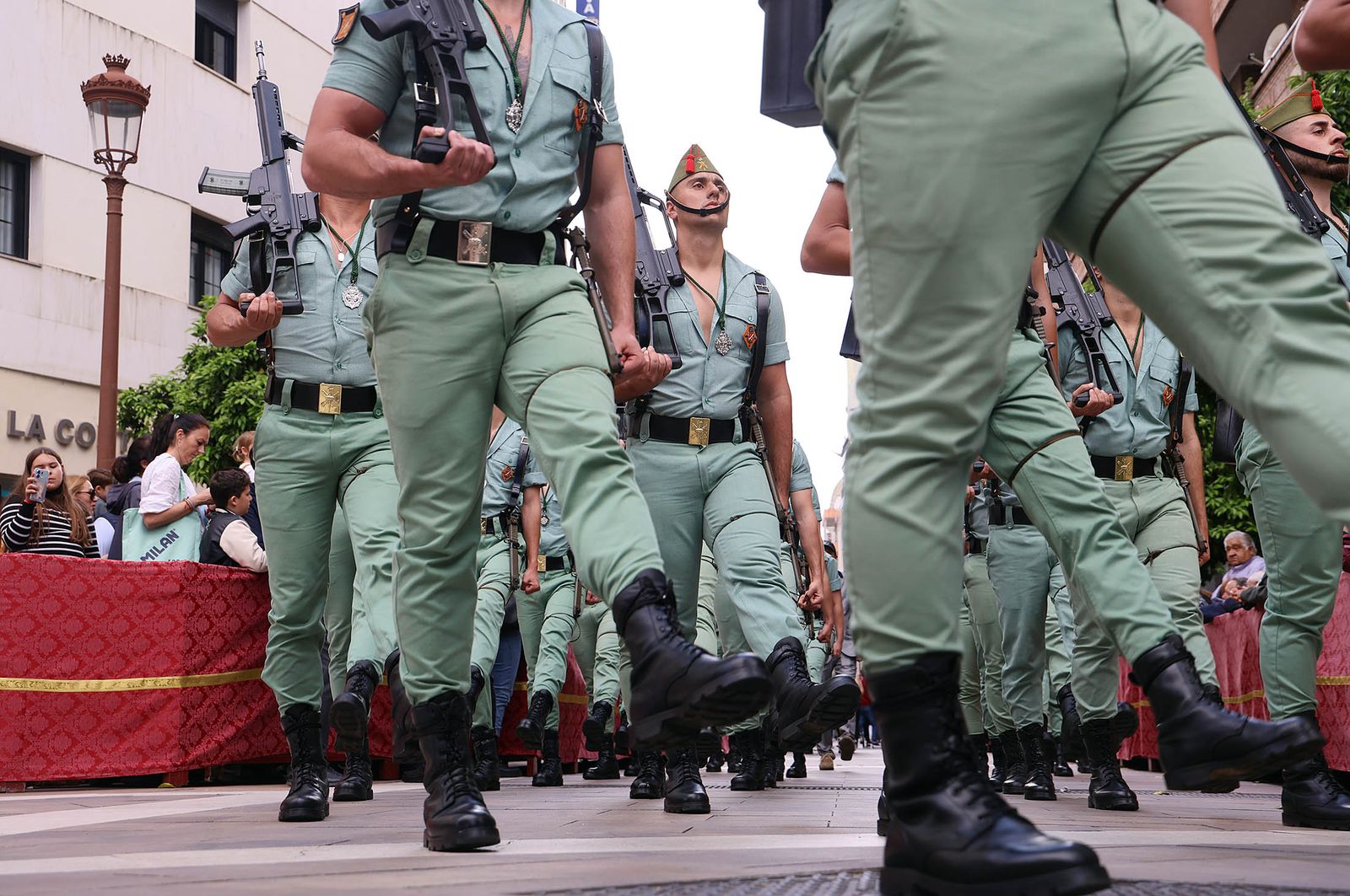 Sábado de Pasión: Imágenes de la procesión del Cristo de la Vera+Cruz portado por el Grupo de Caballería Ligero Acorazado 'Reyes Católicos' II de la Legión de Ronda