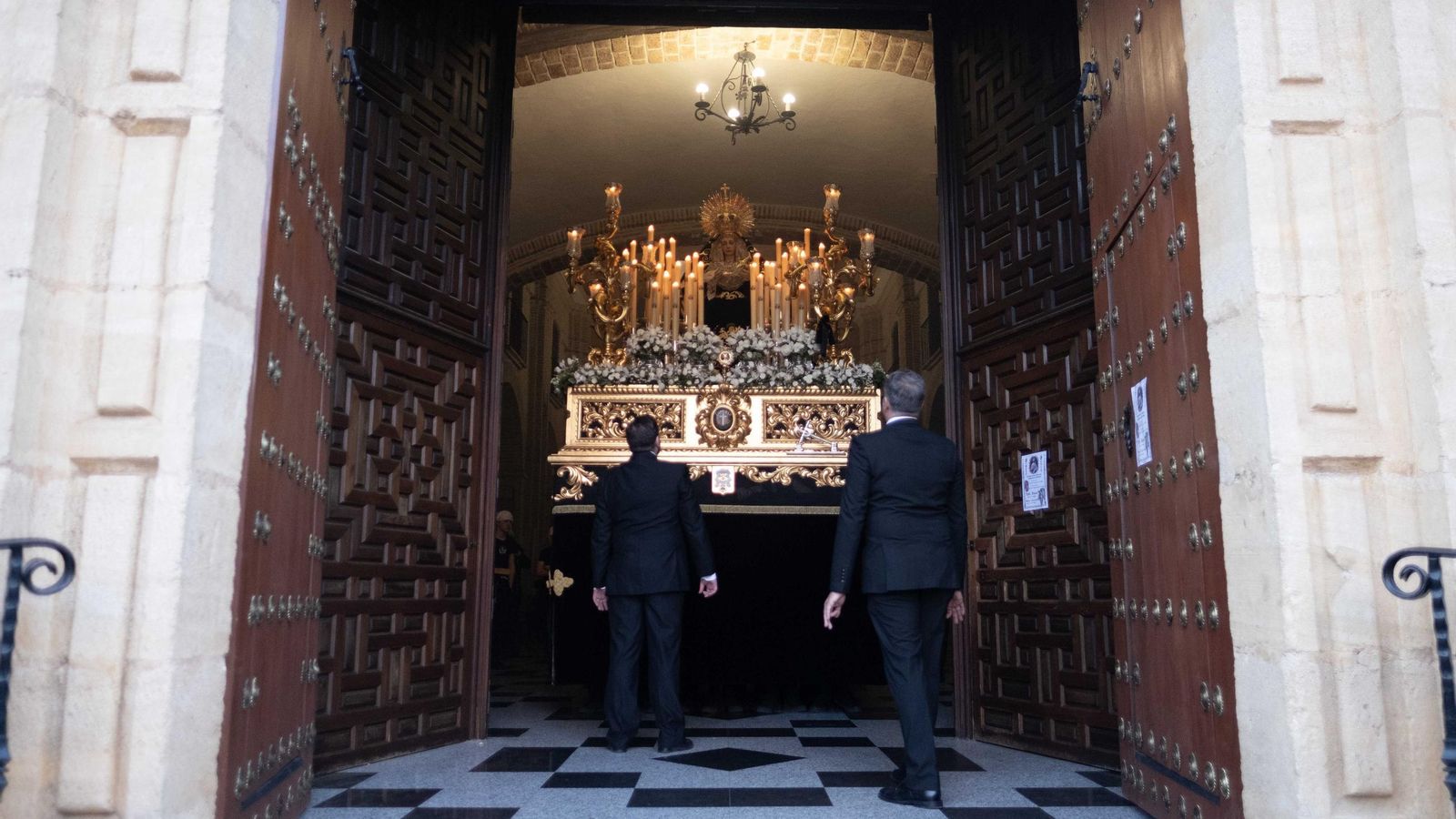 Primera salida de la Soledad con paso de costaleros.