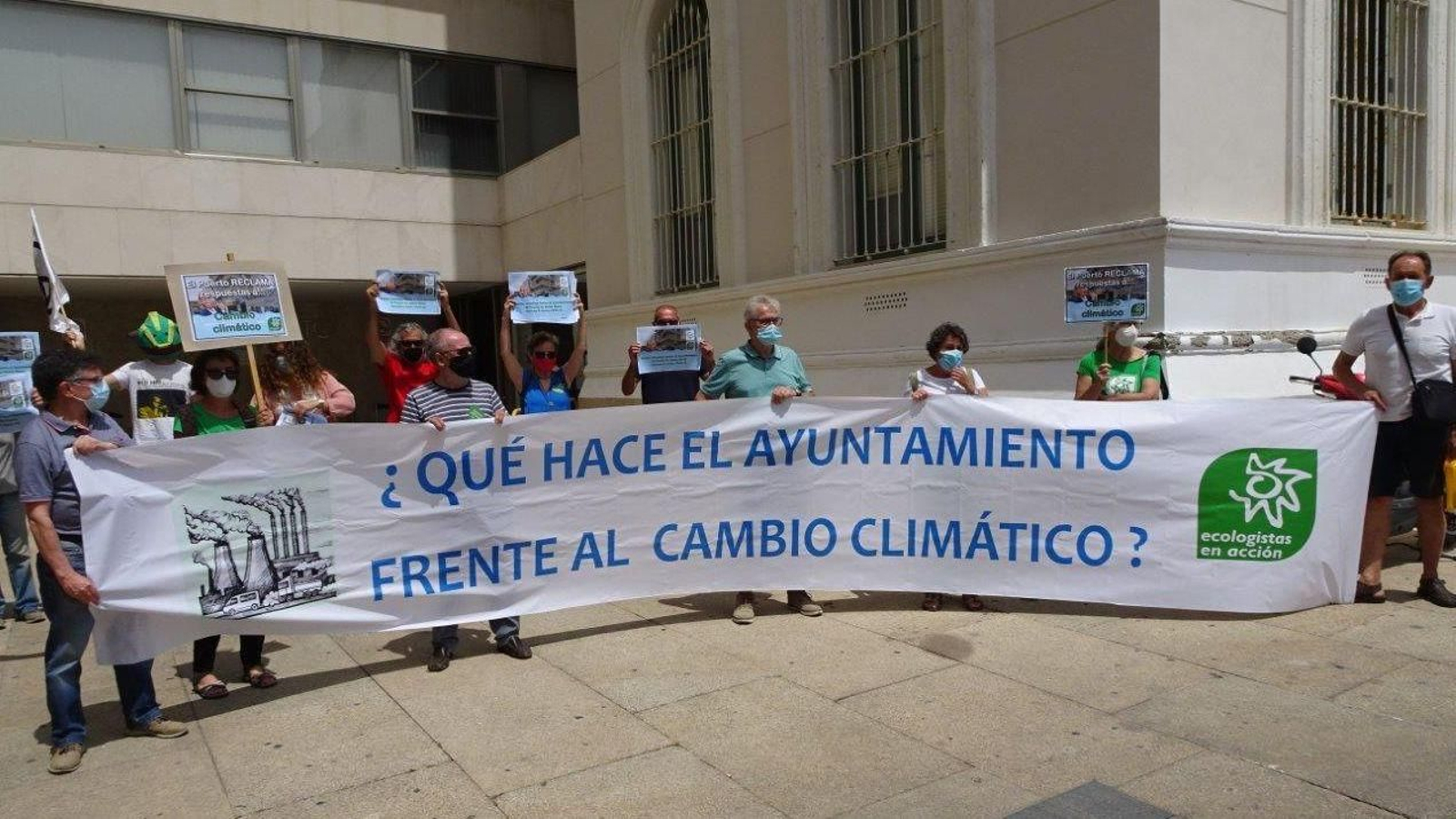 Una de las movilizaciones de Ecologistas en Acción ante el Ayuntamiento.
