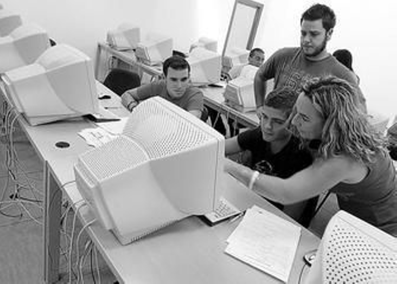Alumnos del campus de Jerez consultan ordenadores en sala de informática el verano pasado.