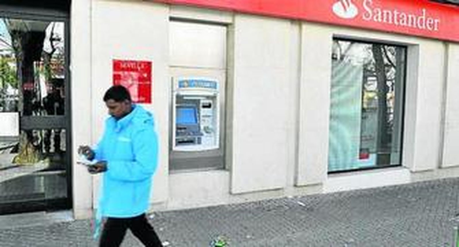 Un policía aborda a una mujer para que la lleve a un atraco