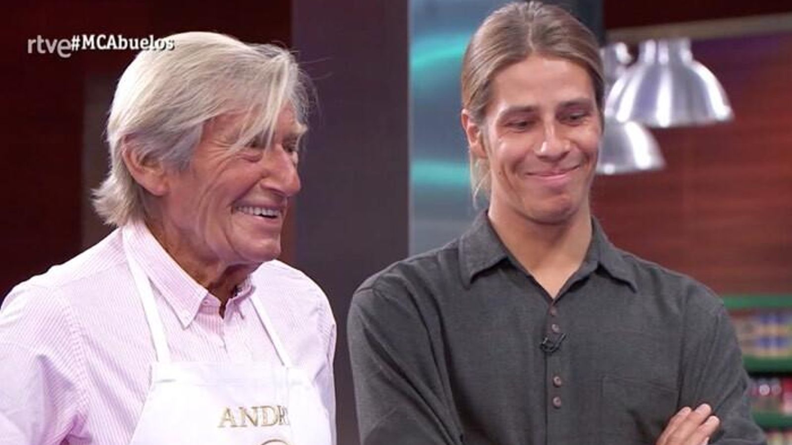 Andrés García-Carro, en 'MasterChef Abuelos' con su nieto, que le ayudó a cocinar en la primera prueba.