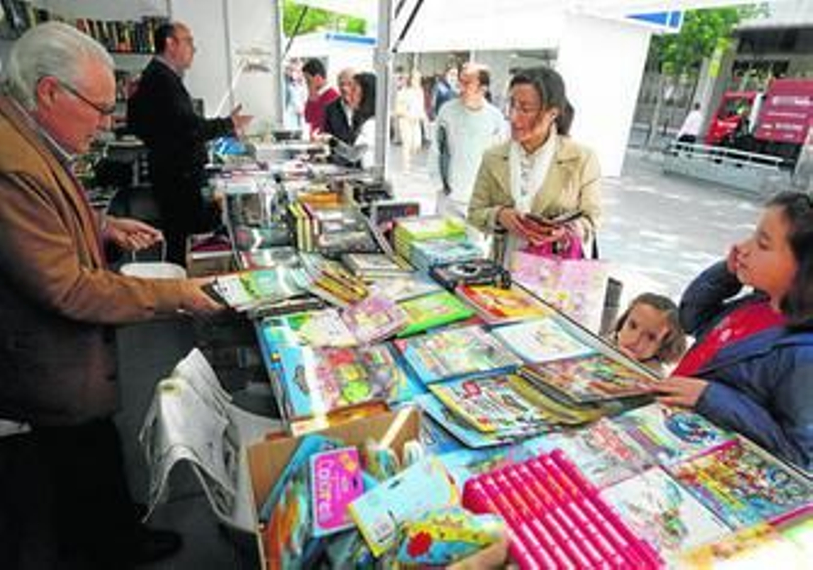 Una de las casetas instaladas el pasado año en la Feria del Libro.