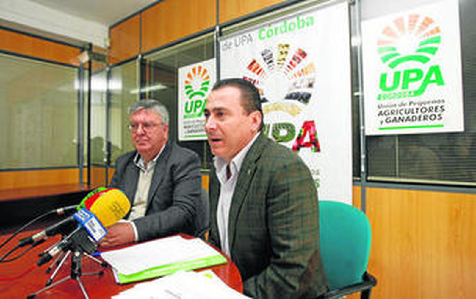 Miguel Cobos y Agustín Rodríguez, ayer, en la sede de UPA.