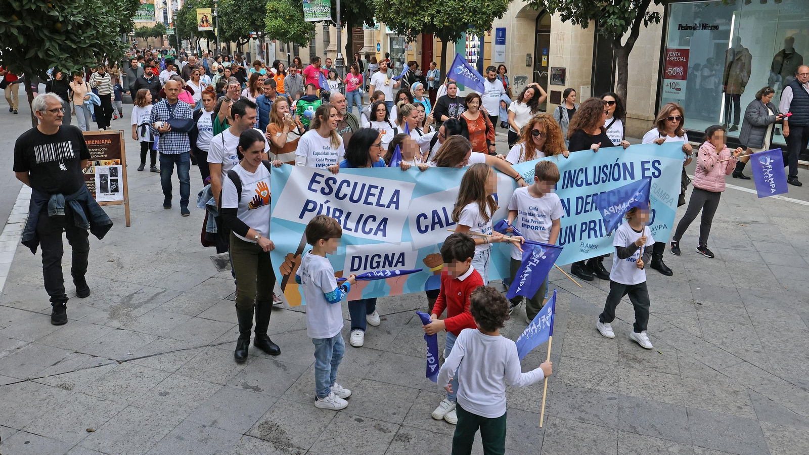 Manifestación de la Flampa de Jerez contra las faltas de recursos por necesidades especiales