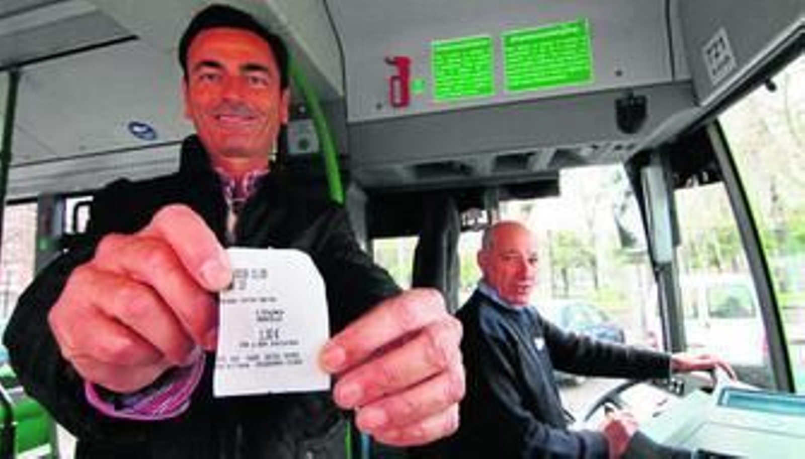 Un viajero muestra un billete sencillo con la subida a 1,30 euros.
