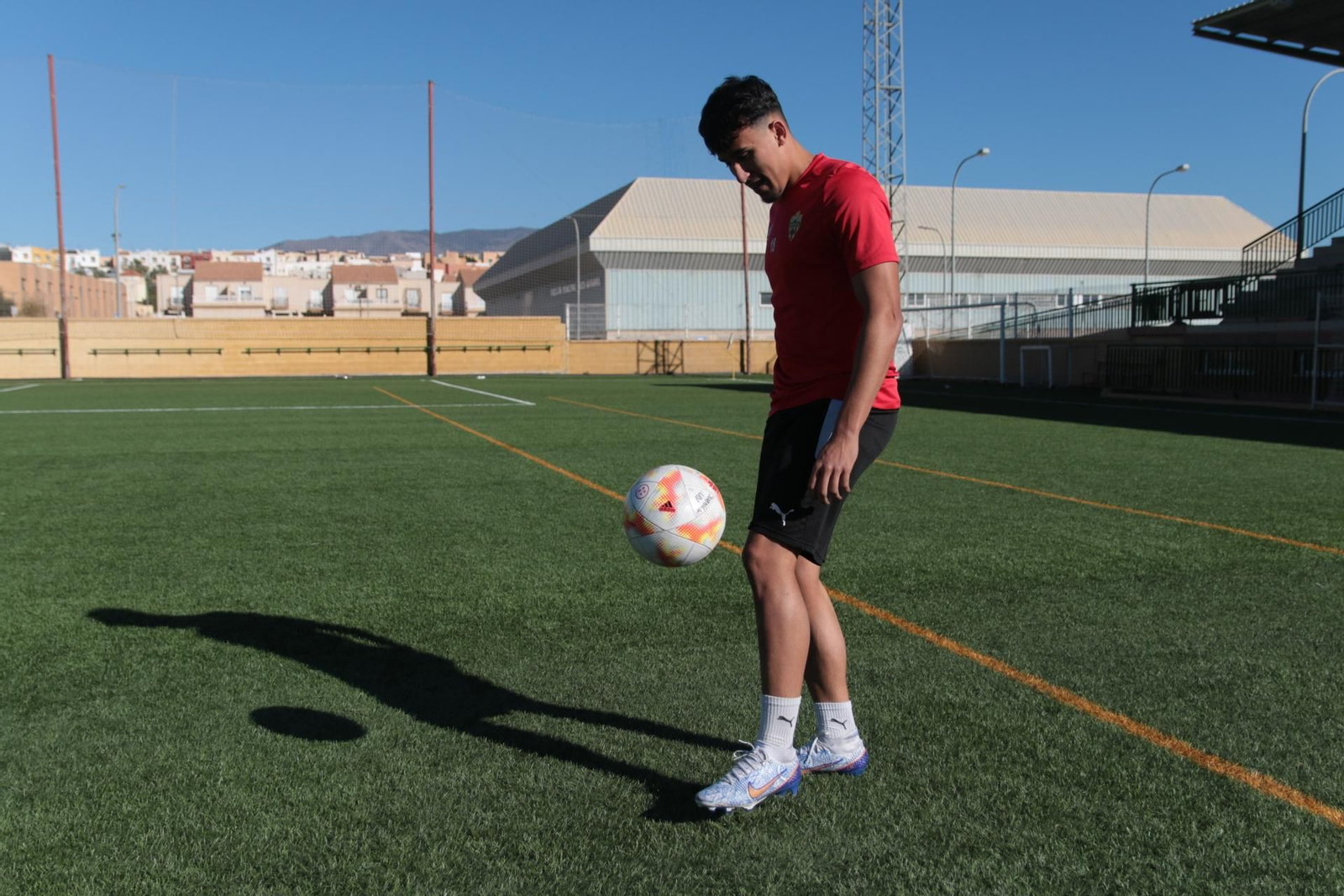 Rachad da toques al balón después de un entrenamiento con el juvenil rojiblanco.