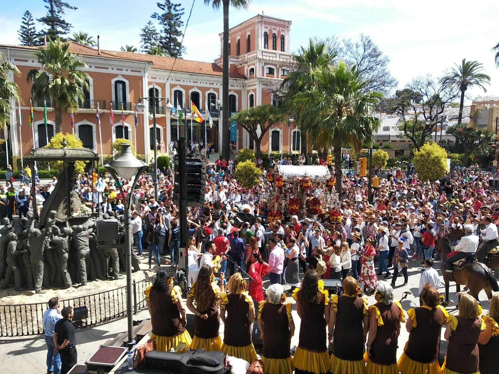 El Simpecado de Emigrantes ante el Monumento a la Virgen del Rocío de Huelva.