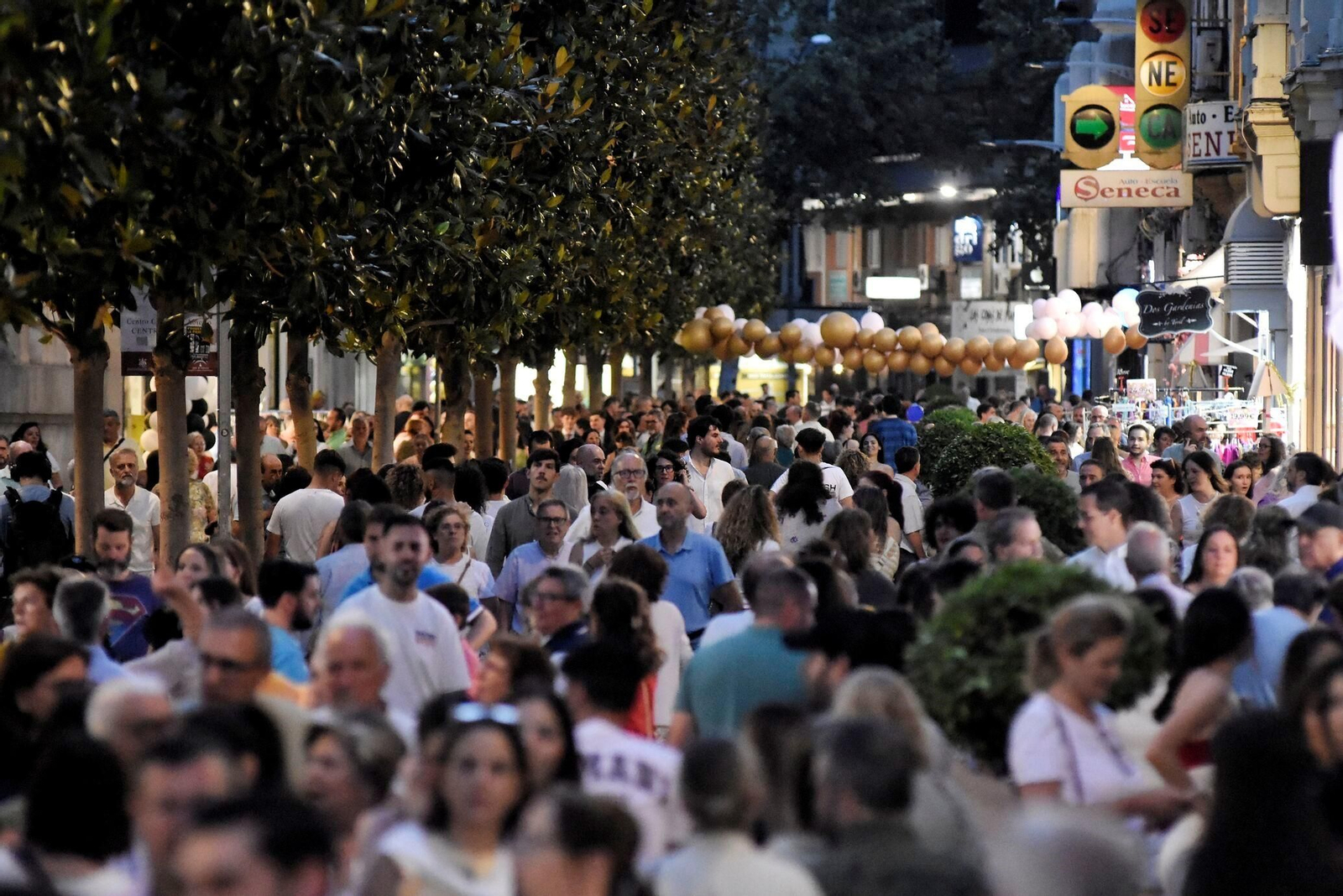 Una multitud de gente en la calle Cruz Conde de la capital