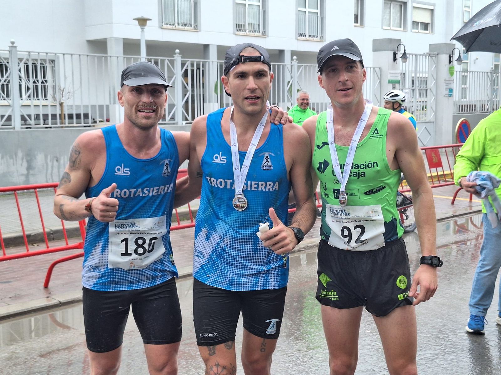 Los tres primeros clasificados de categoría masculina de la Media de Puente Genil.