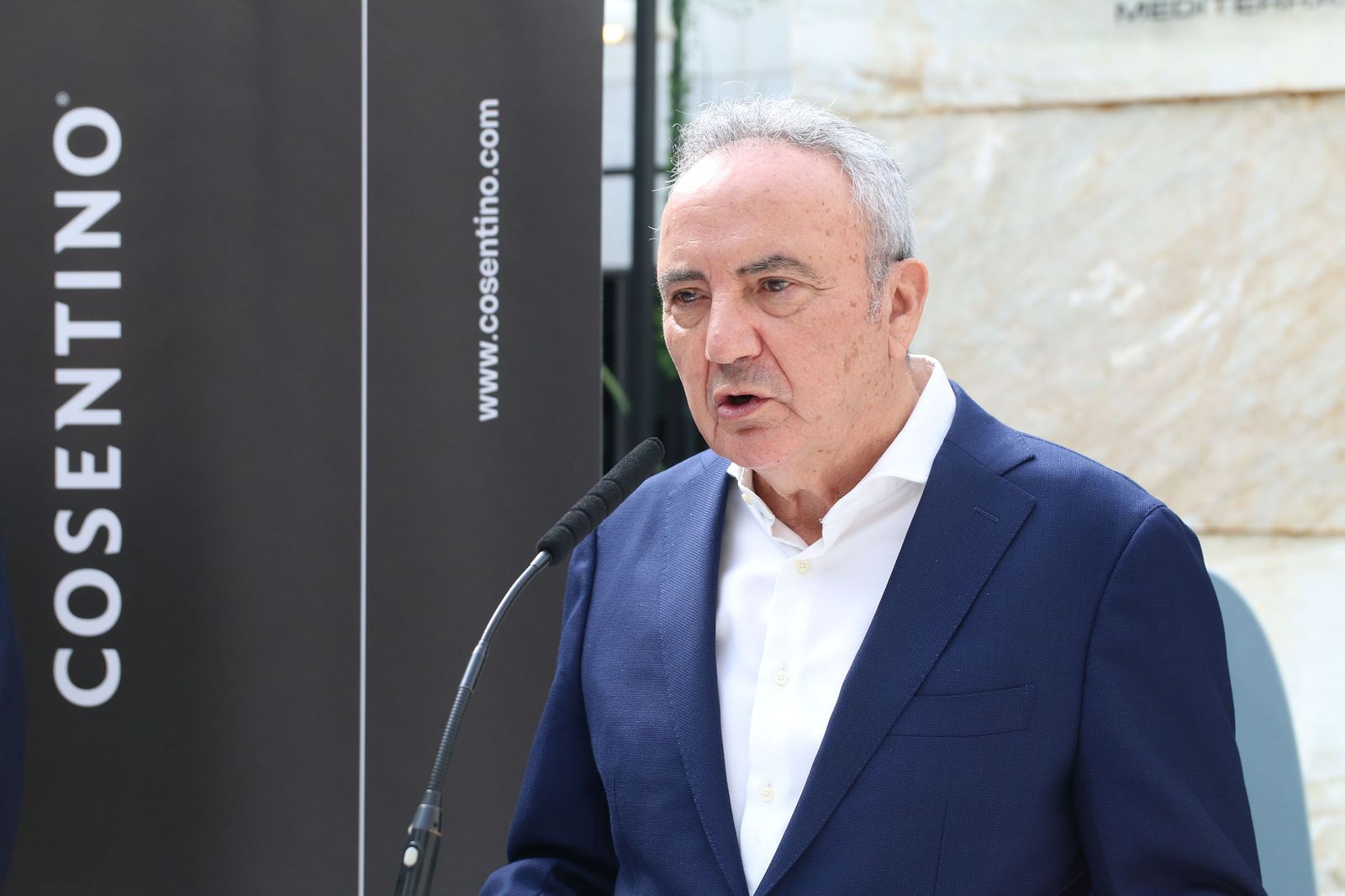 Las imágenes de la visita de Bendodo a Cosentino y la firma de la adenda con Extenda y la AEMA