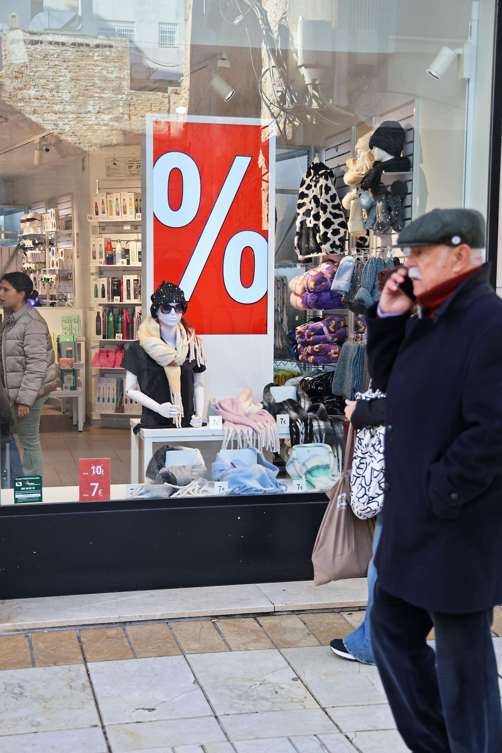 Imágenes del comienzo de las rebajas en Huelva