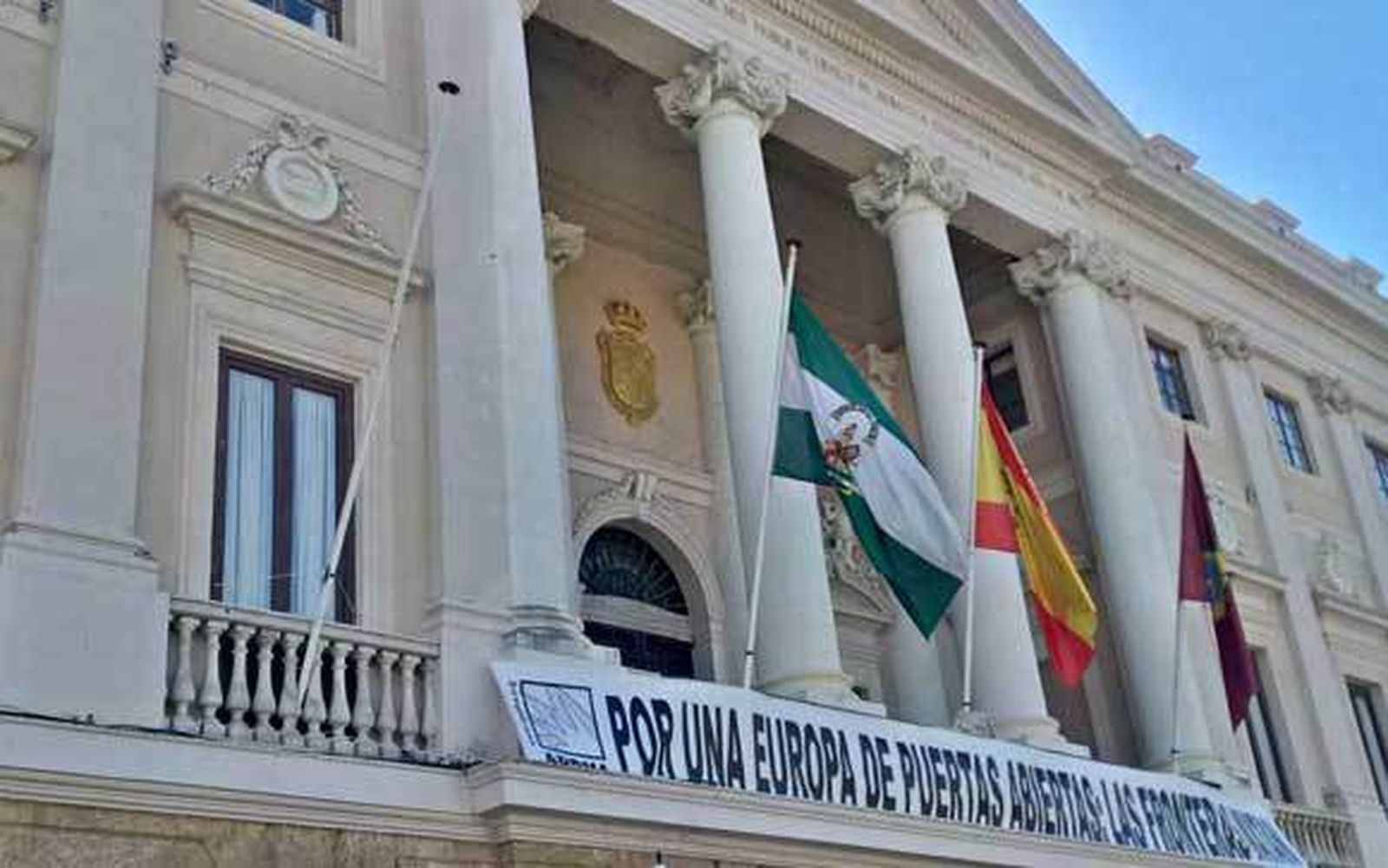 La jueza ordena arriar "inmediatamente" la bandera republicana del Ayuntamiento
