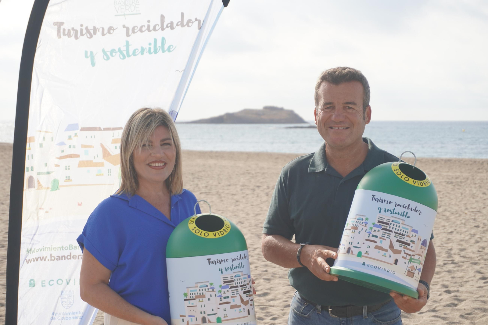 Alcalde y concejala con los contenedores para fomentar el reciclaje.