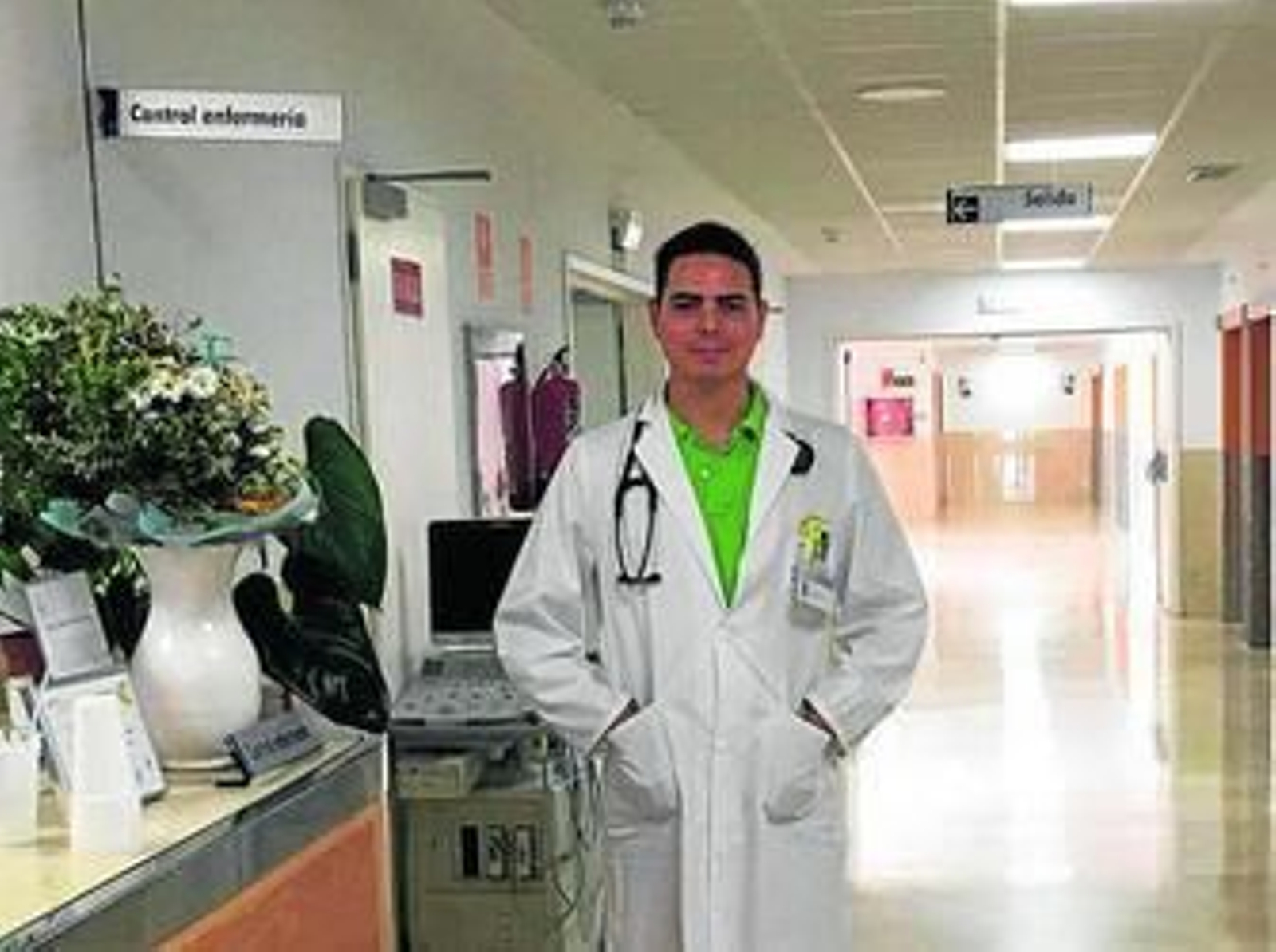 El doctor Víctor González, en una de las plantas del Jerez Puertas del Sur.