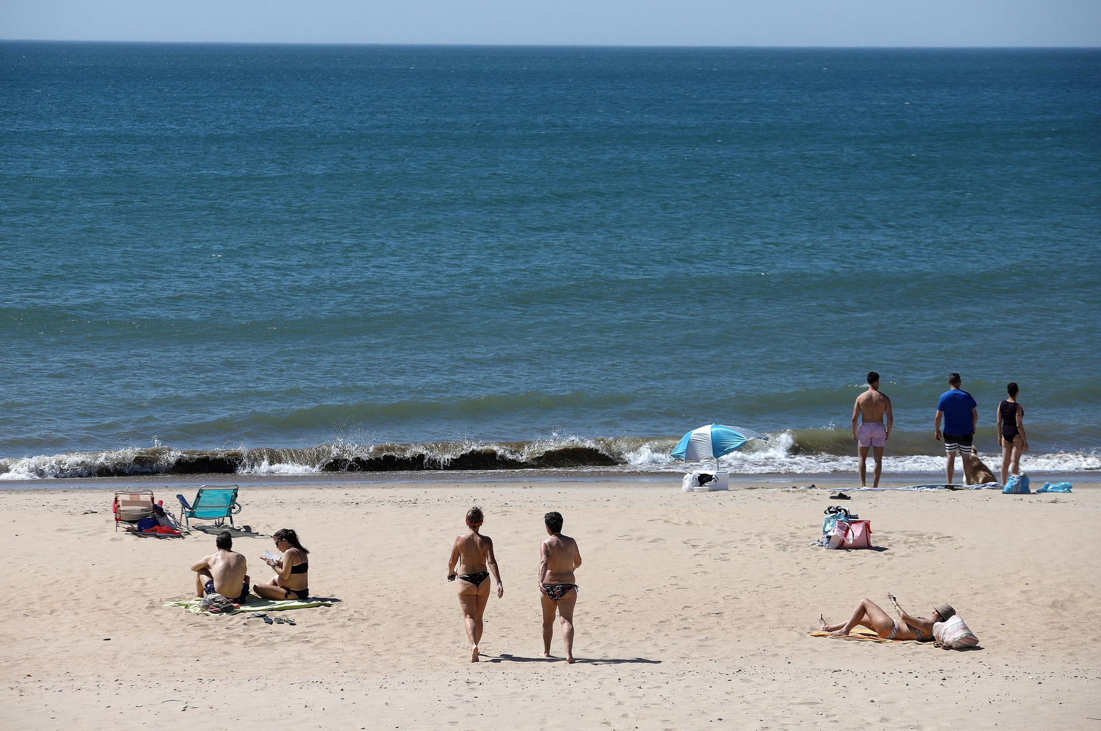 Imágenes del ambiente en la playa en la mañana del domingo en Huelva