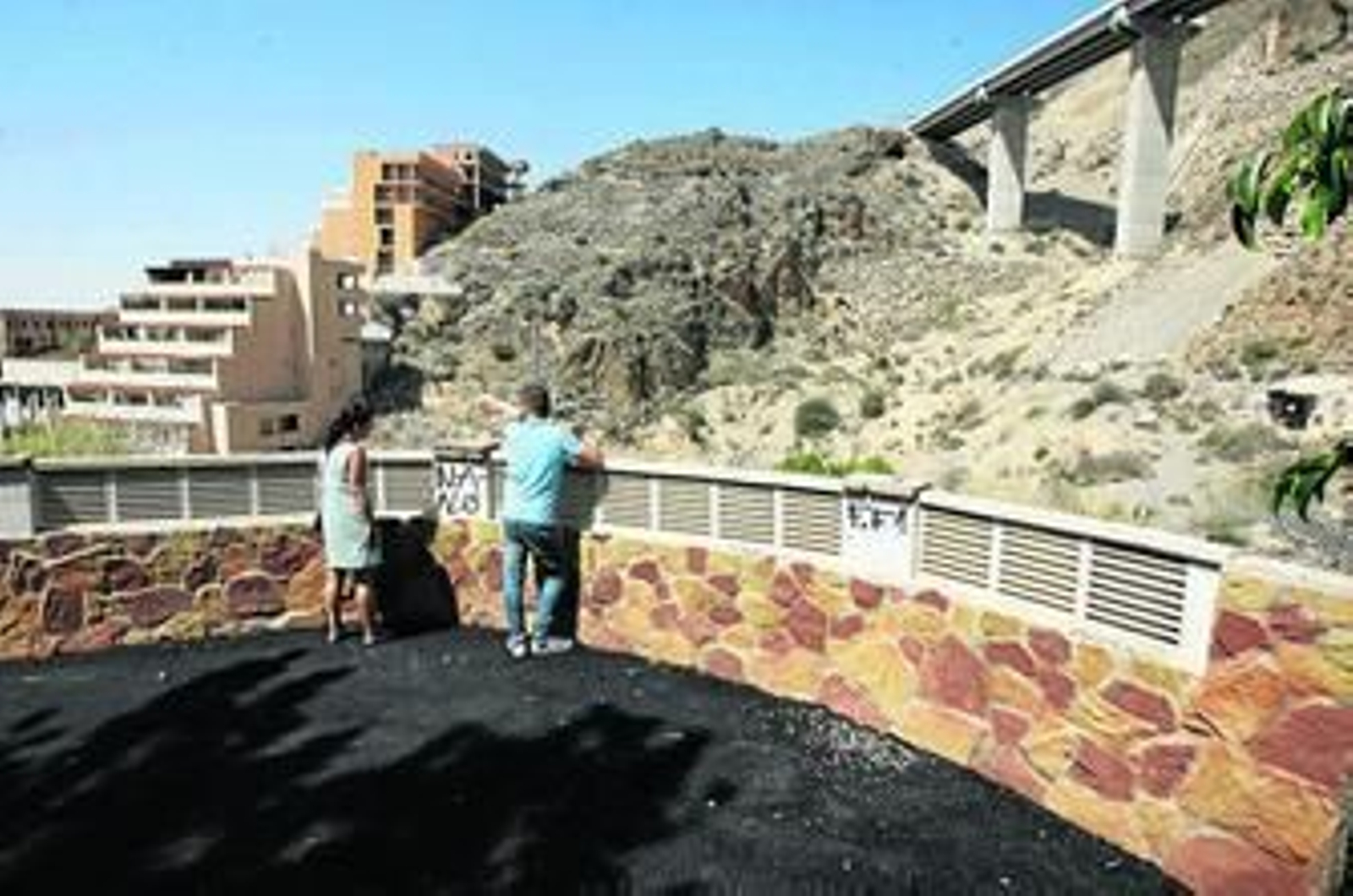 La calle Lago de Sanabria y Lago de Enol no tienen salida y es en una de ellas donde piden que conecte el acceso.