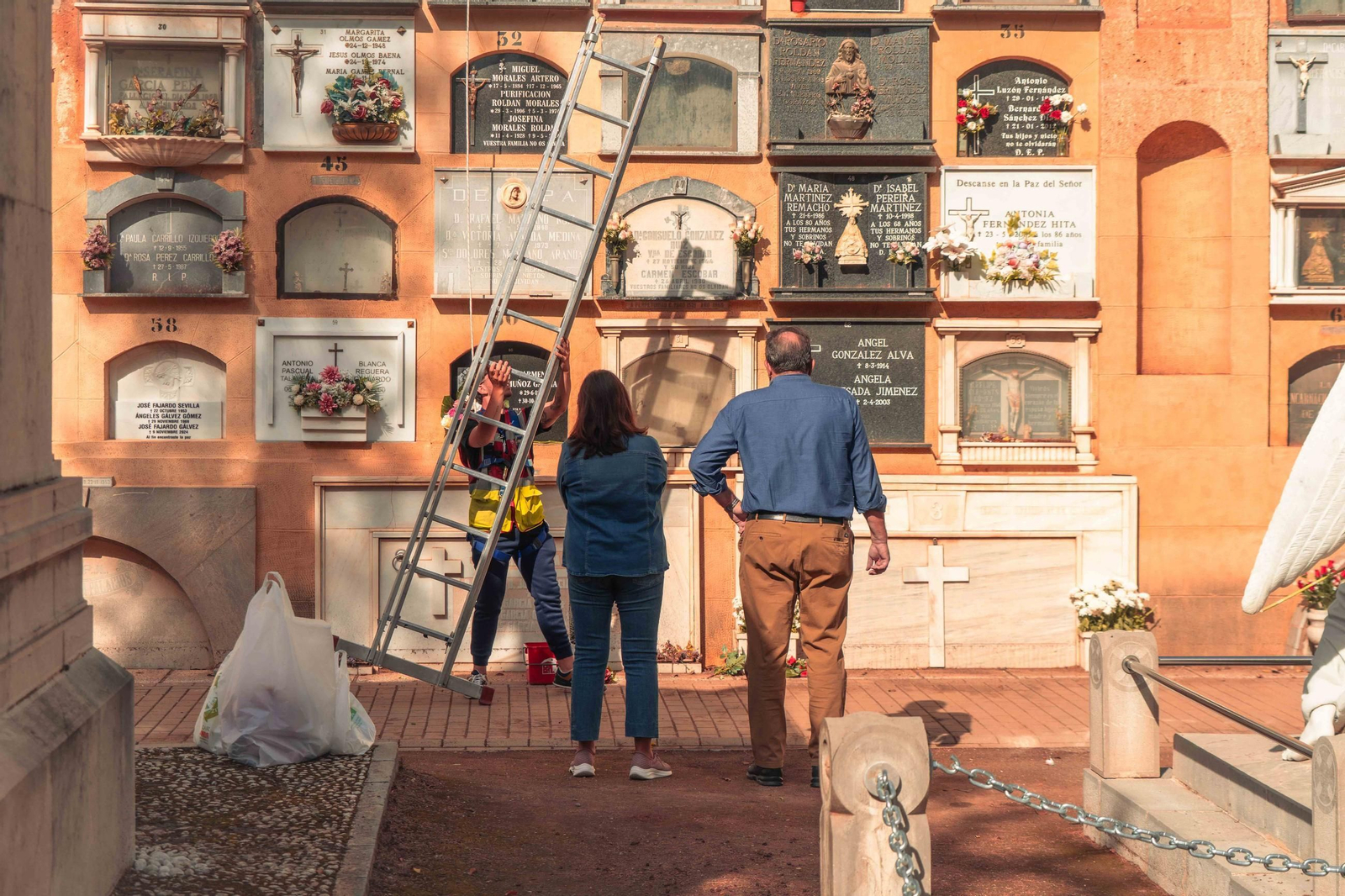 Las imágenes del Día de los Santos en el cementerio de Granada